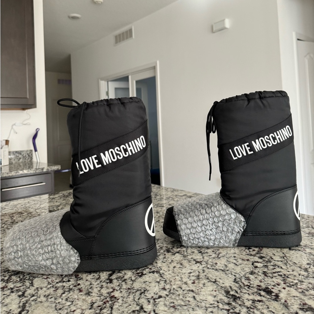 Brand new Love Moschino
logo-lettering snow boots